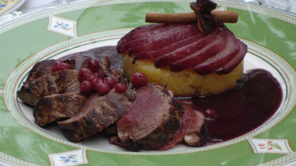 Recette : Filet de Chevreuil au Jus Epicé et Poires au Vin