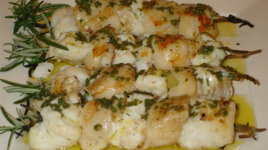 Recette : Saint Jacques et Cabillaud en Brochette de Romarin, Vinaigrette Citronnée à la Sauge
