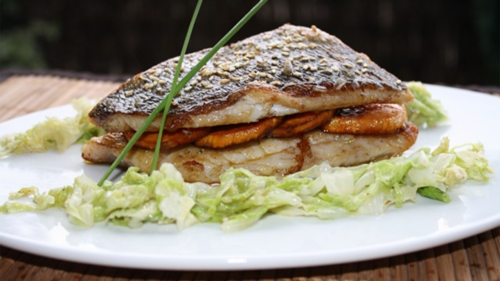Recette : Daurade et Patate Douce en Mille Feuilles, Chou Chinois Sauté au Sésame