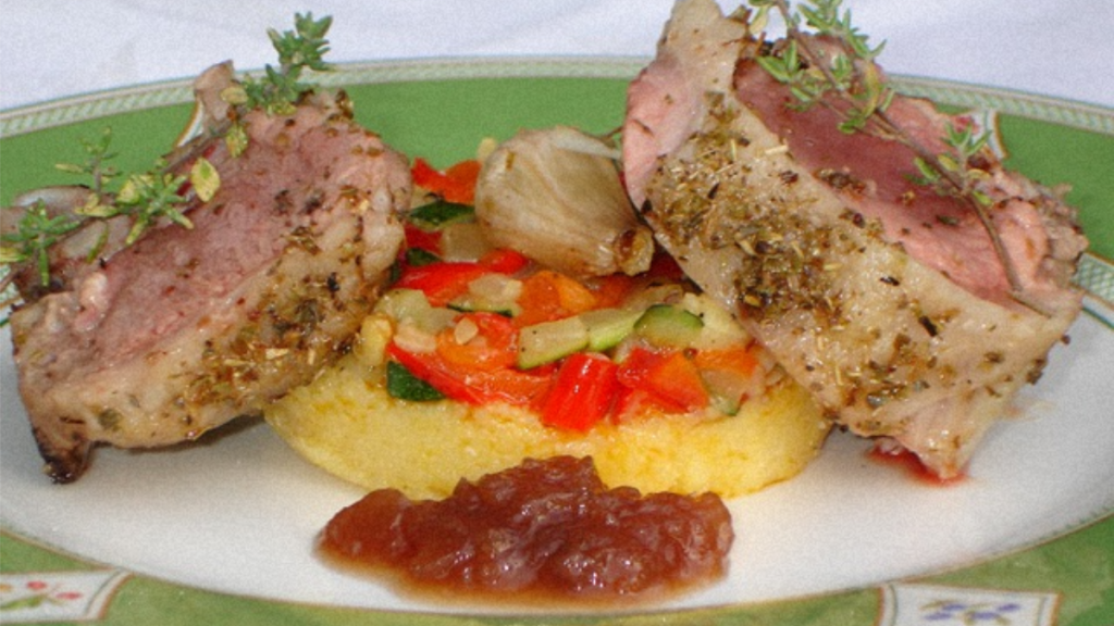 Recette : Filet d’Agneau Côtelé Rôti au Thym, Galette de Polenta aux Légumes Provençaux et Chutney d’Oignons
