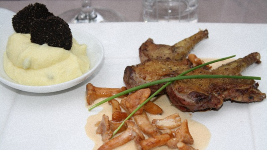 Pigeon en Crapaudine aux Girolles et Mousseline à la Truffe