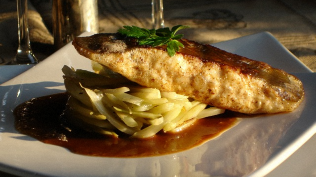 Recette : Tronçon de Carrelet au Beurre Noisette, Poêlée de Fenouil et Sauce Cacahouète