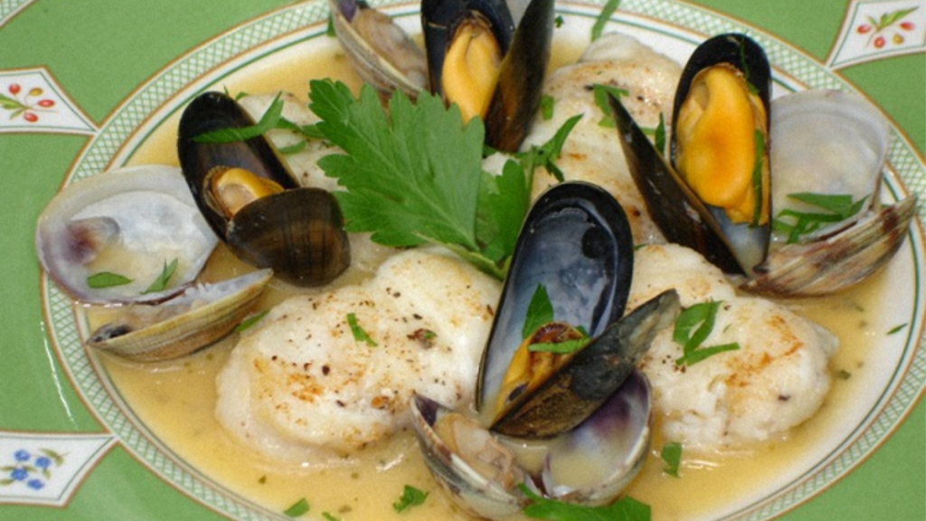 Recette : Médaillons de Lotte et Coquillages Arrosés d’un Jus Aillé et Persillé