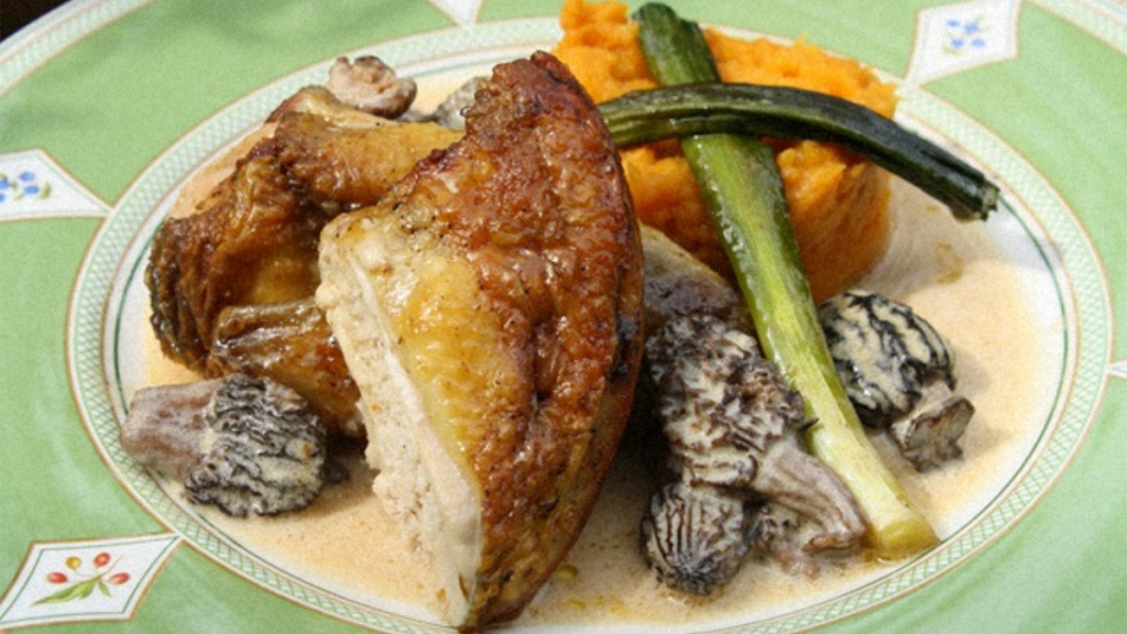 Recette : Pintade Rôtie aux Morilles Purée de Patate Douce et Poireaux