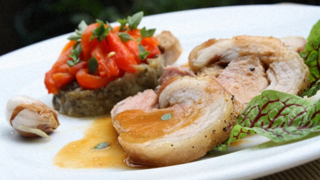 Recette : Filet d'Agneau Farci au Foie Gras, Caviar d'Aubergine et Salsa de Poivron
