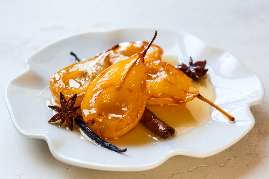 Poire Pochée aux Epices, Glace Réglisse et Caramel au Beurre Salé