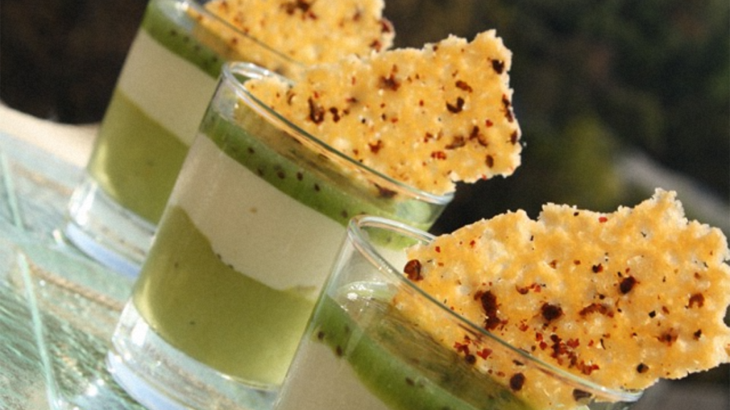 Recette : Crème d'Avocat, Mousse au Chocolat Blanc, Coulis de Kiwi et Tuiles aux Epices