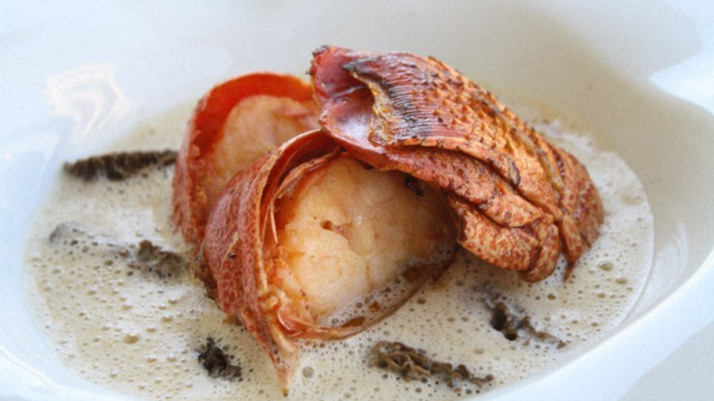 Recette : Langouste Rôtie et Velouté Infusé aux Morilles
