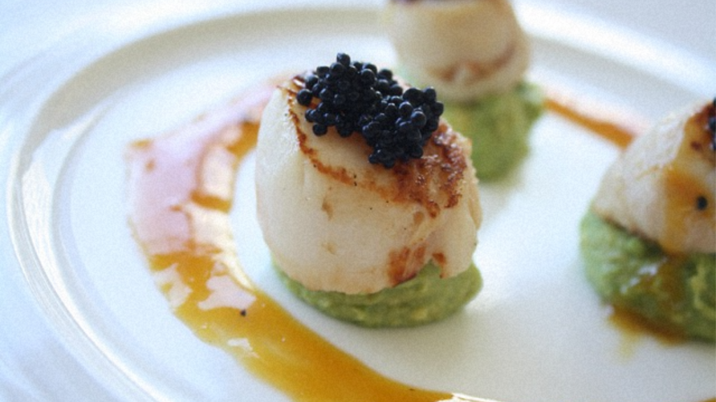 Recette : Saint-Jacques, Guacamole et Œufs de Poisson au Beurre d’Agrumes