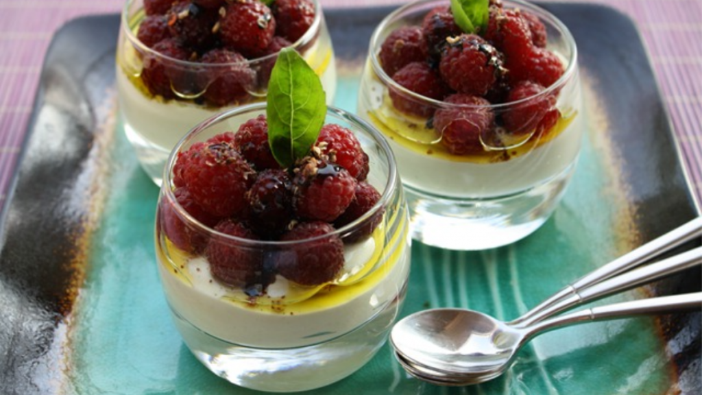 Recette : Mousse au Basilic, Framboises, Huile d'Olive et Baies de Sichuan