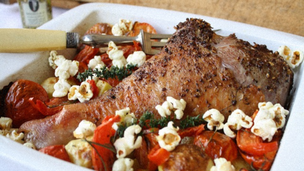 Cuisse de Dinde Rôtie à l'Huile Plancha Tomate, Baies de Sichuan et Pop-corn au Pesto