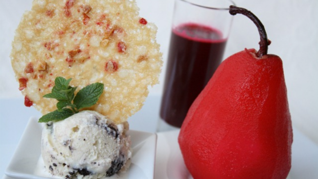 Recette : Poire Pochée à la Rose et au Jus de Betterave, Glace Brownie