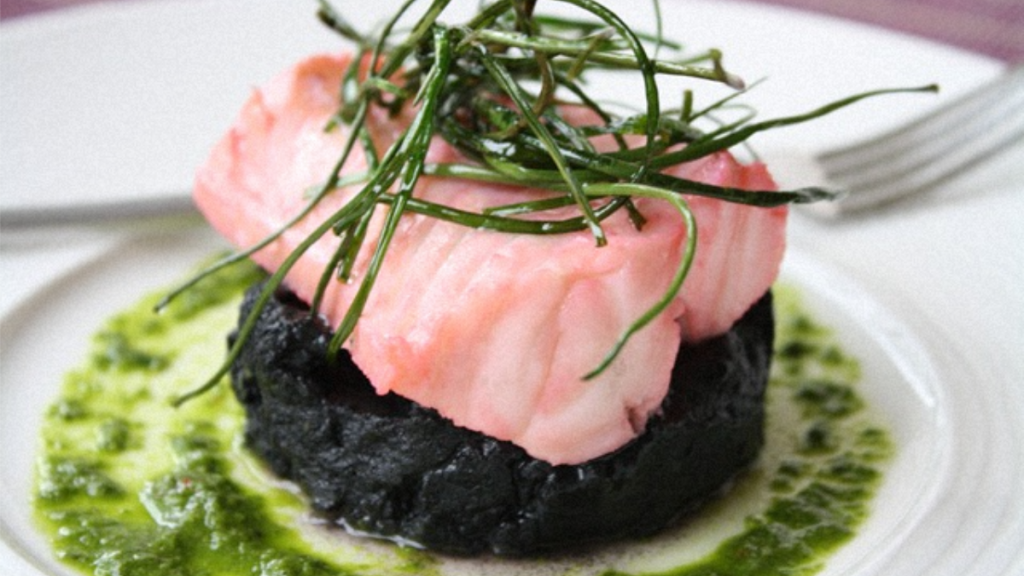Recette : Turbot Poché à la Betterave, Purée Noire et Huile d'Olive au Basilic