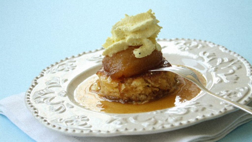 Recette : Poire Caramélisée au Grand Marnier, Brioche Perdue et Chantilly au Safran