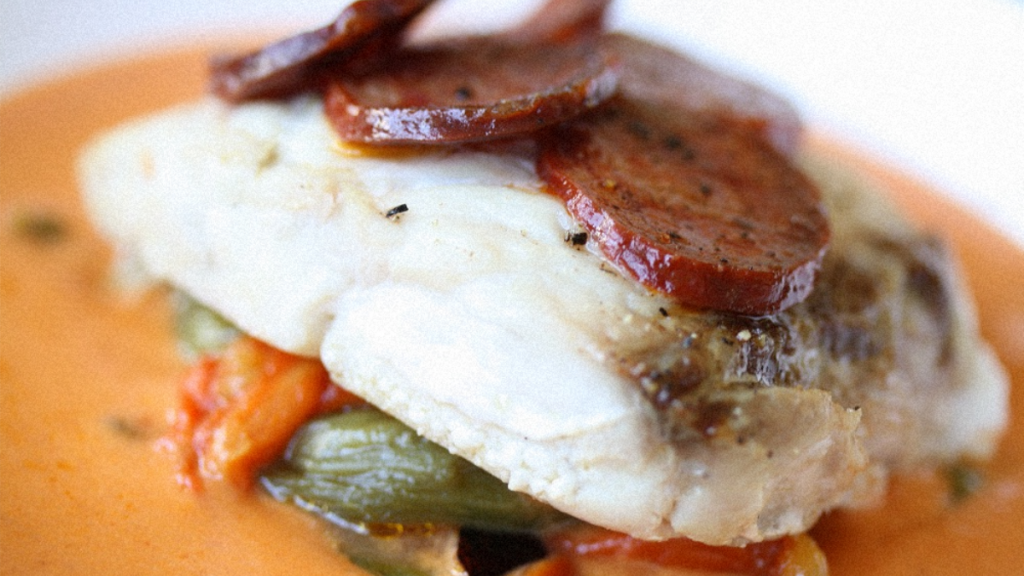 Recette : Mérou Rôti, Poivron Confit et Coulis de Tomate
