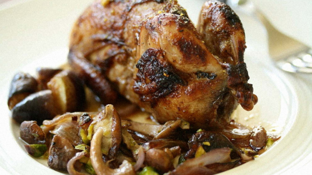 Recette : Caille Farcie à la Figue et Pistache, Shiitakés Sautés à l'Oignon Rouge