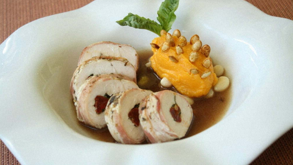 Recette : Suprême de Poulet Farci, Purée et Graines de Butternut, Infusion à la Tomate Séchée