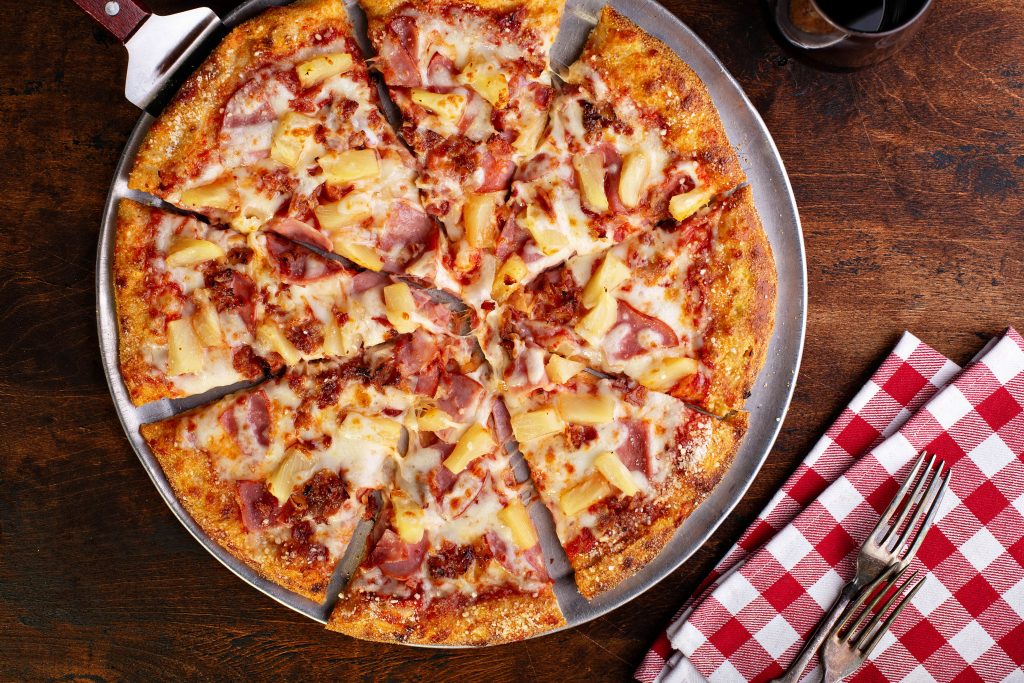 La pizza hawaïenne : Un classique revisité pour des repas conviviaux
