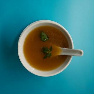 Comment réussir un bouillon d’os maison riche en collagène