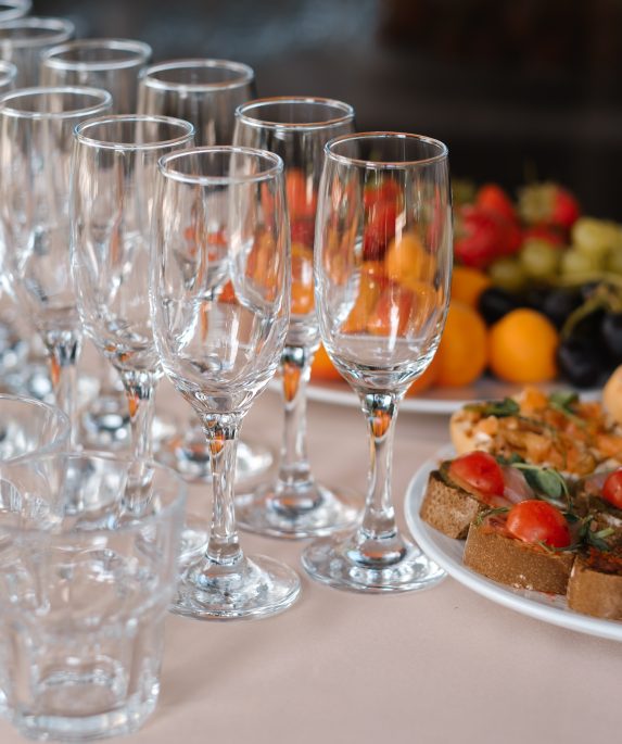 recevoir à la maison verres et gobelets