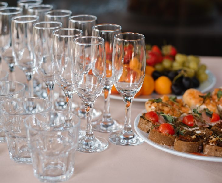 recevoir à la maison verres et gobelets
